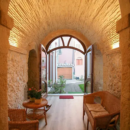 18th-century Noble In Apartamento